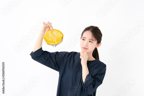 財布を持つ女性