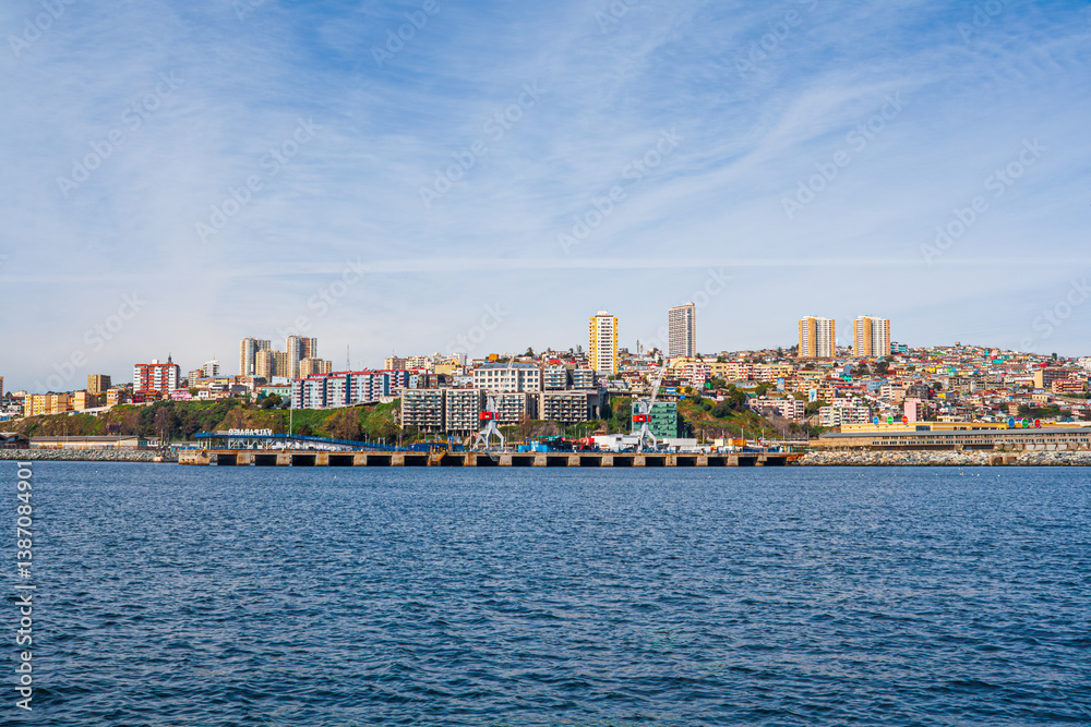 Obraz premium Valparaiso view from the harbour. Chile
