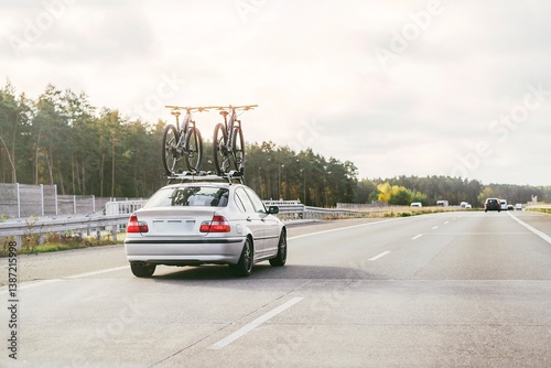 Obraz na płótnie Sedan with bikes on roof traveling outdoors w salonie