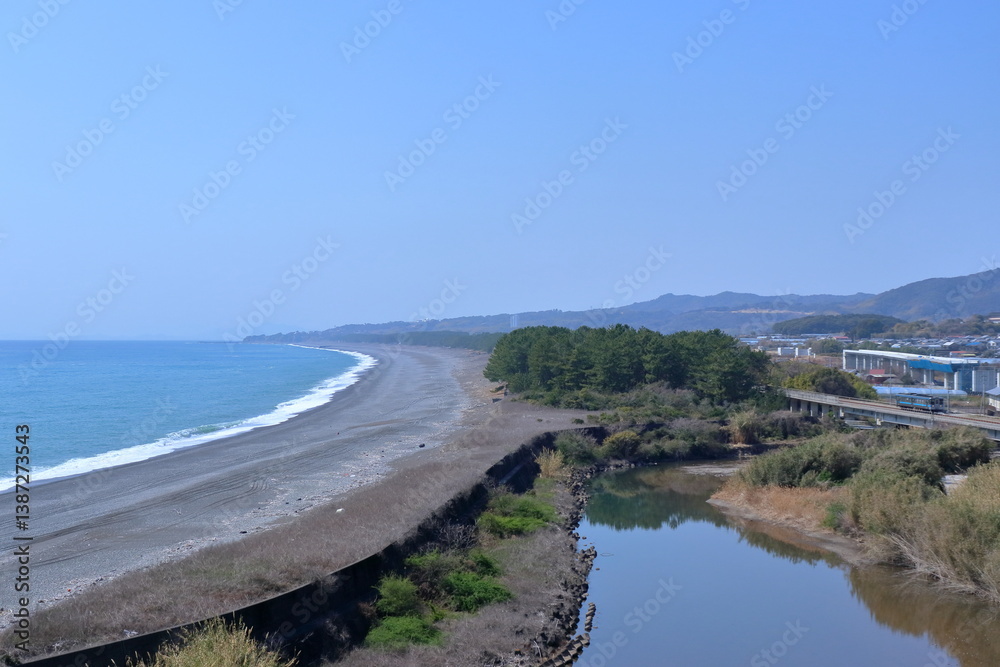 Fototapeta premium 琴ヶ浜とごめん・なはり線 春霞 （高知県 赤野休憩所より）