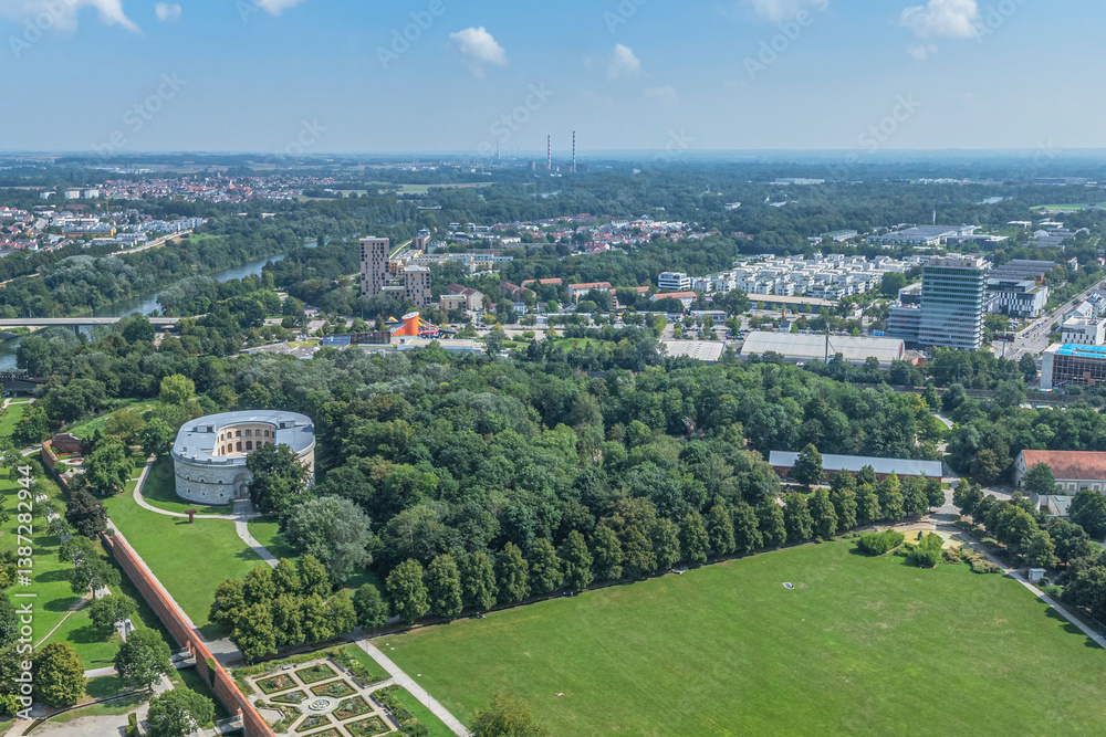 Sommerlicher Blick auf Ingolstadt an der Donau im nördlichen Oberbayern