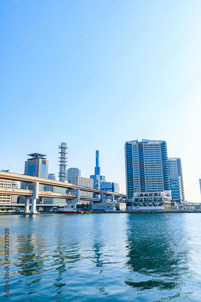 Naklejka premium 春の神戸港震災メモリアルパークから見た神戸の街並み 兵庫県神戸市 Spring view of Kobe cityscape from Kobe Port Earthquake Memorial Park. Hyogo Pref, Kobe City.