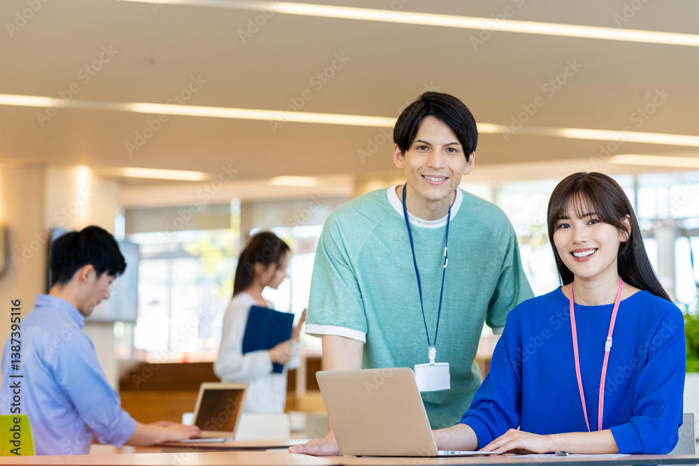 オフィスで働く若いエンジニアのスタッフ 撮影協力:学校法人電波学園 東京電子専門学校 オフィスで働く若いエンジニアのスタッフ 撮影協力:学校法人電波学園 東京電子専門学校