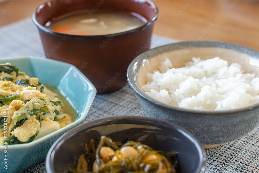 味噌汁と卵とじの和風朝ごはん 味噌汁と卵とじの和風朝ごはん