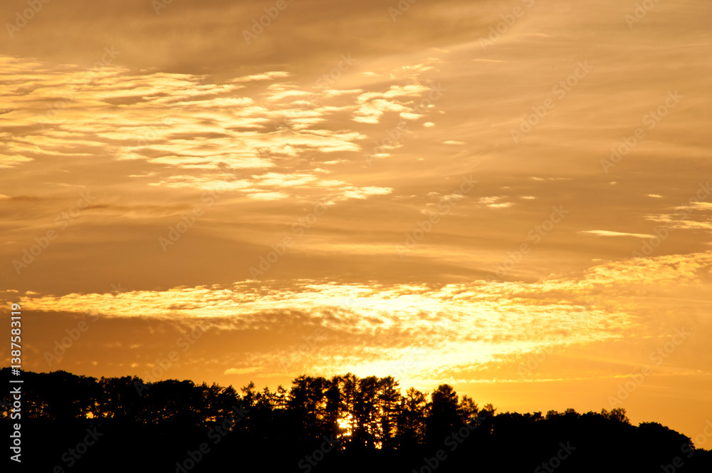 オレンジ色に輝く夕暮れの空
オレンジ色に輝く夕暮れの空