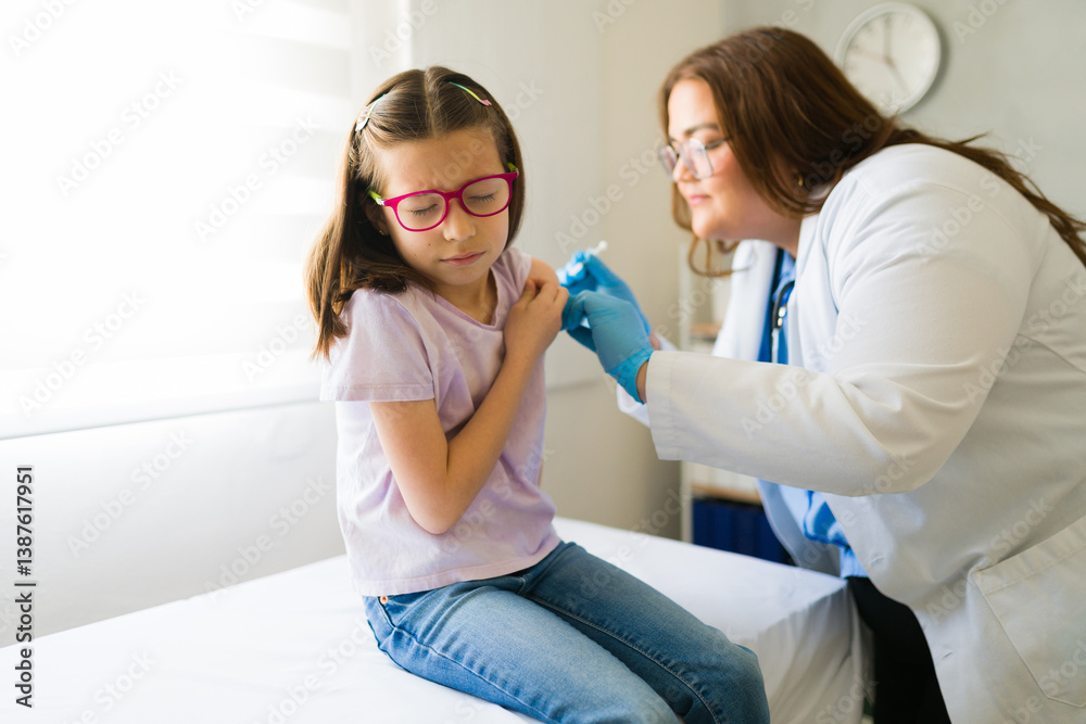 Obraz premium Plus size pediatrician vaccinating a little girl in her doctor's office, promoting children's health and disease prevention