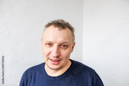 Obraz na płótnie face of angry person dissatisfied with life and everything that happens. man is grimacing w salonie