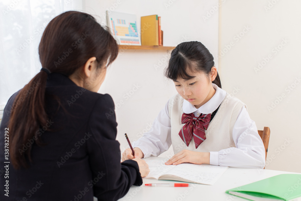 個別に指導を受ける女学生 個別に指導を受ける女学生