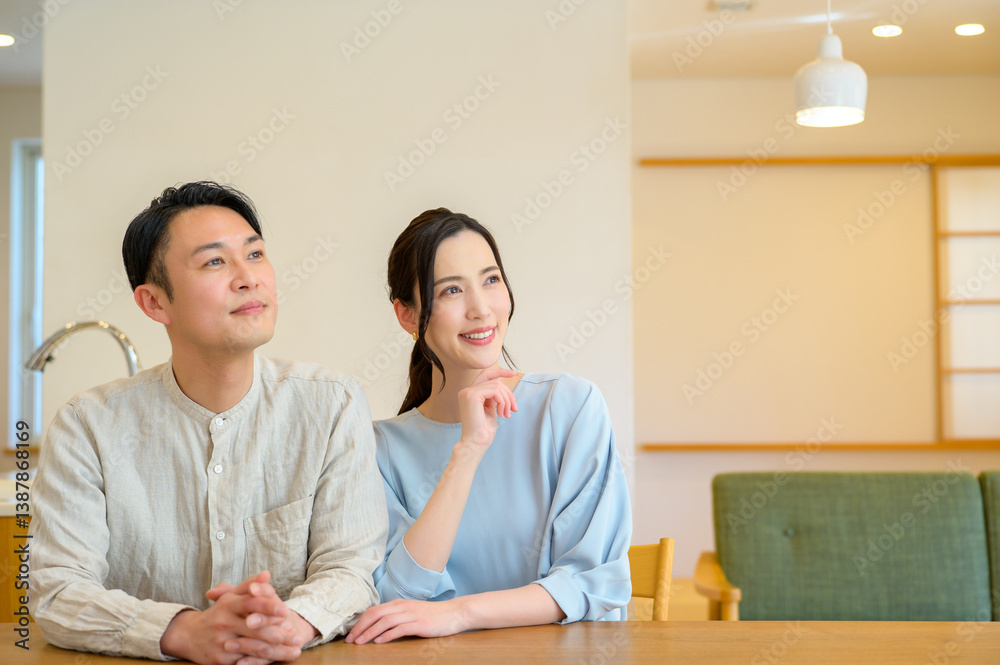 考える日本人男女 考える日本人男女