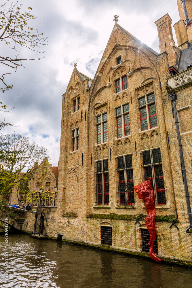 Fototapeta premium Dans les rues de la ville de Bruges appelée la Venise du Nord