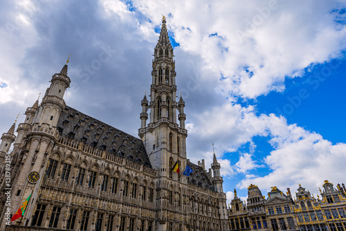 Fotografía L'hôtel de ville et le beffroi sur la Grand Place de Bruxelles