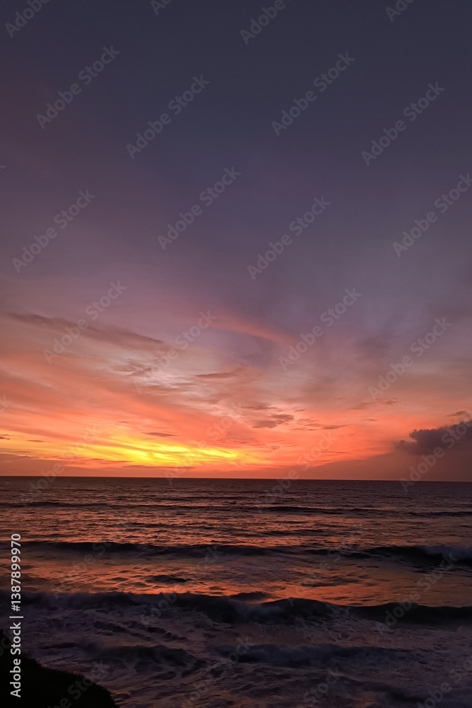 Obraz premium Beautiful orange sunset over the ocean. Evening sky after sunset