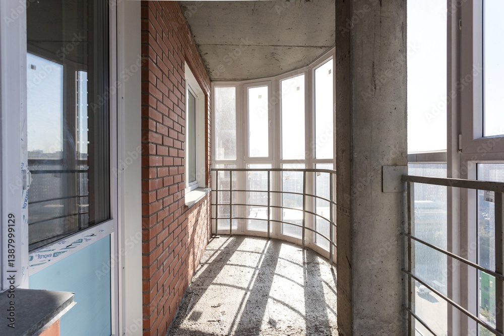Obraz premium the balcony of an apartment on the upper floors of an apartment building