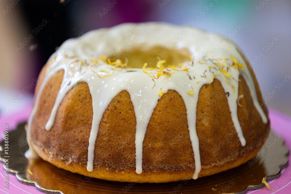 babka cytrynowa w polewie z białej czekolady, ozdobiona suszonymi kwiatami