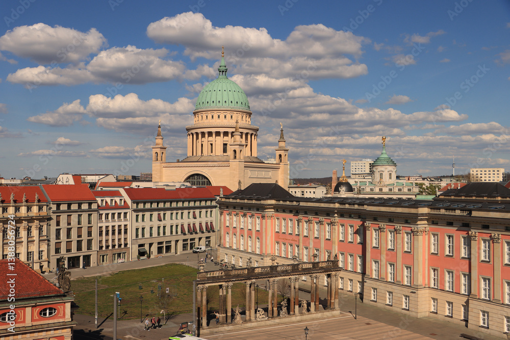 Potsdamer Stadtzentrum; Blick auf das wiederauferstandene Quartier am Alten Markt mit Landtag und Nikolaikirche