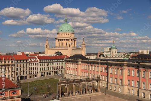 Obraz na płótnie Potsdamer Stadtzentrum; Blick auf das wiederauferstandene Quartier am Alten Markt mit Landtag und Nikolaikirche w salonie