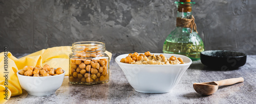 Obraz na płótnie Homemade hummus with chickpeas in a bowl on the table web banner w salonie