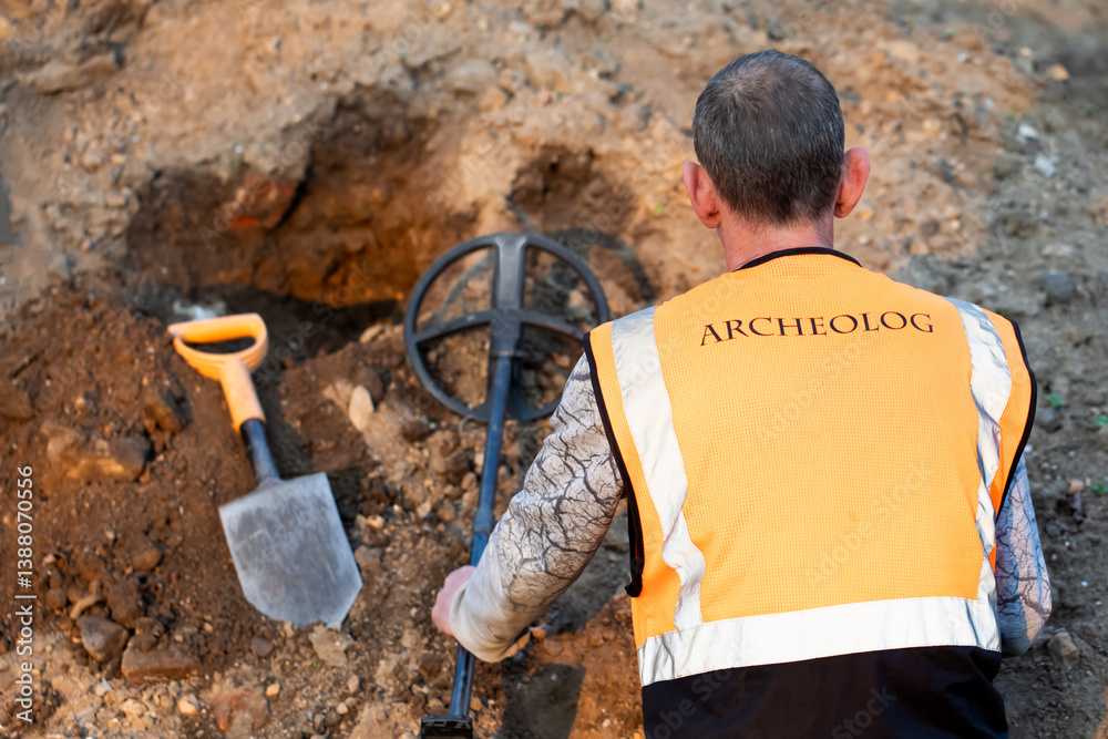 archeolog podczas przeszukiwania teren wykrywaczem metali