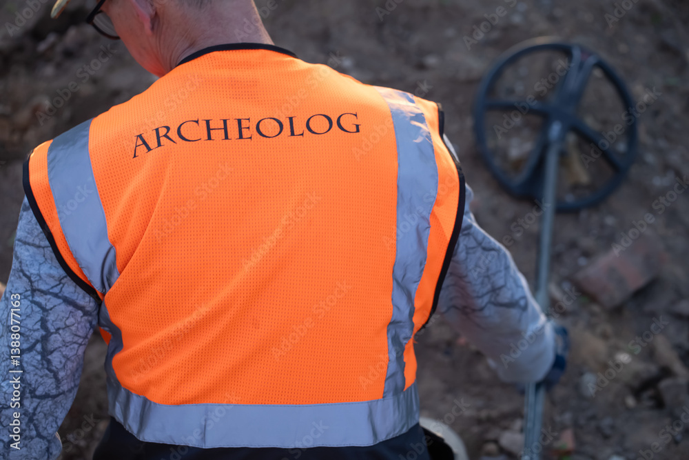 archeolog podczas przeszukiwania teren wykrywaczem metali