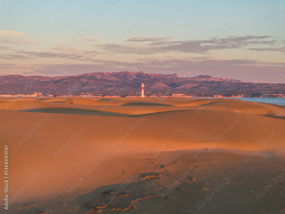 Naklejka premium Faro de la Punta del Fangar en Deltrebre, en Tarragona, Cataluña