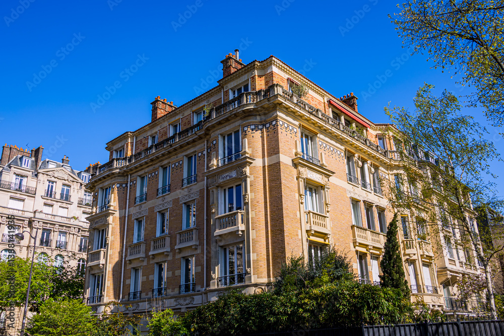 Fototapeta premium Dans les rues de Paris capitale de la France