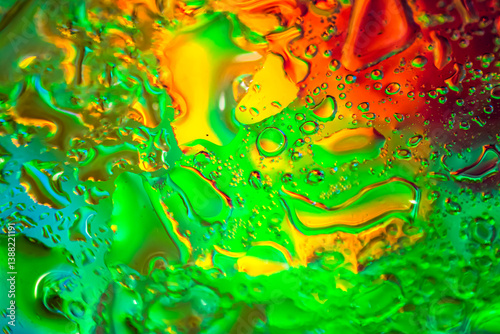 Fondo abstracto de colores verde, amarillo y rojo con textura y formas de burbujas de agua