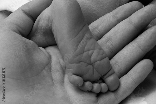 Mano de la madre con el pié de un bebé
