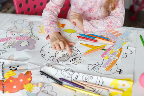 Foto close up of girl drawing easter with pencils
