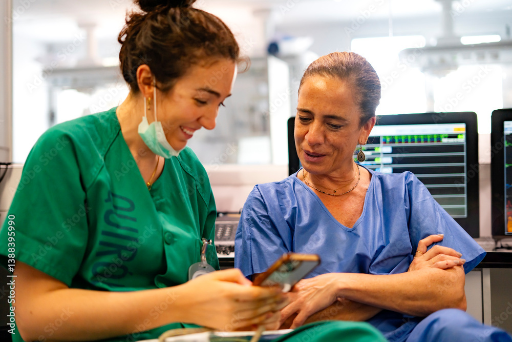 Obraz premium Surgeons using smartphone during break in operating room