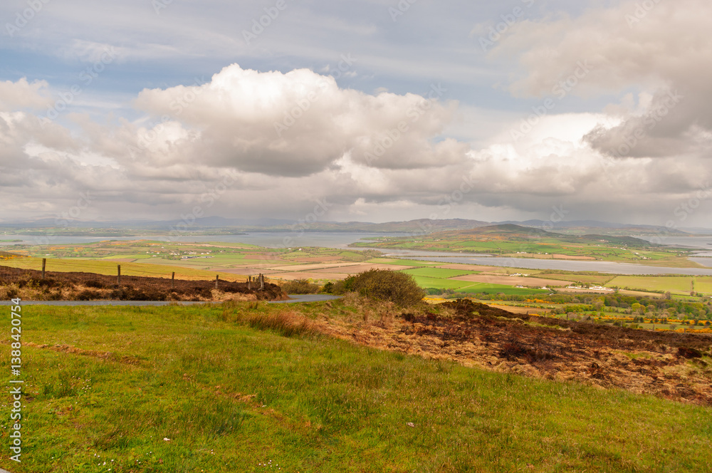 Obraz premium A cloudy day with a view of a lake and mountains