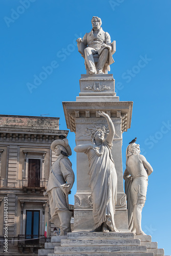 Obraz na płótnie The Monument to Vincenzo Bellini, a composer born in Catania in Sicily, stands in his hometown on Piazza Stesicoro. CATANIA, Sicily, ITALY. w salonie