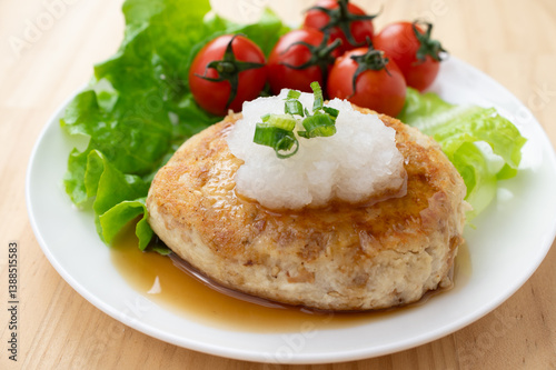 白いお皿に盛られた豆腐ハンバーグ