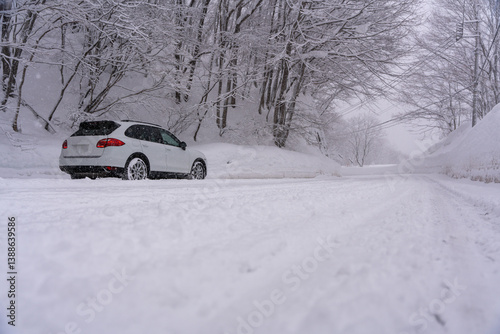 冬の雪の中を走る車