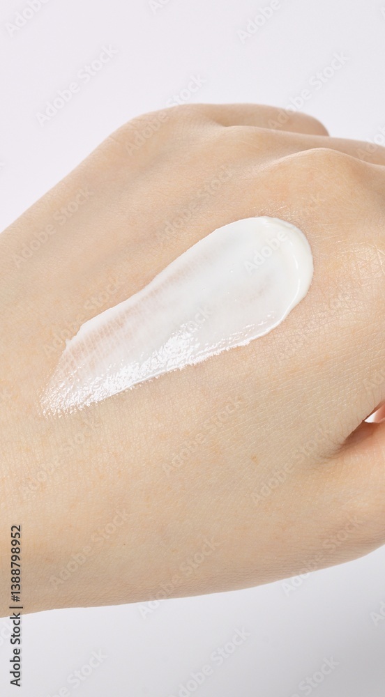 Fototapeta premium a white cream on the back of one's hand