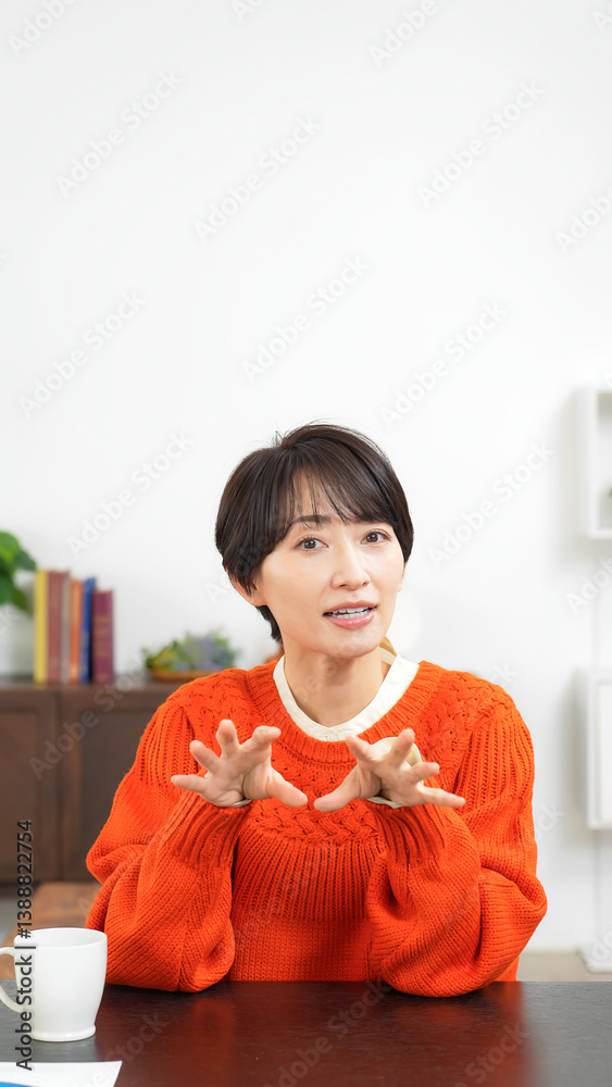 カメラ目線で会話するミドル女性