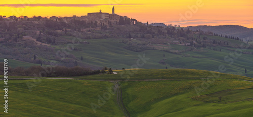 Obraz na płótnie Italy,Tuscany-Val d'Orcia: rolling hills among vineyards and medieval villages w salonie