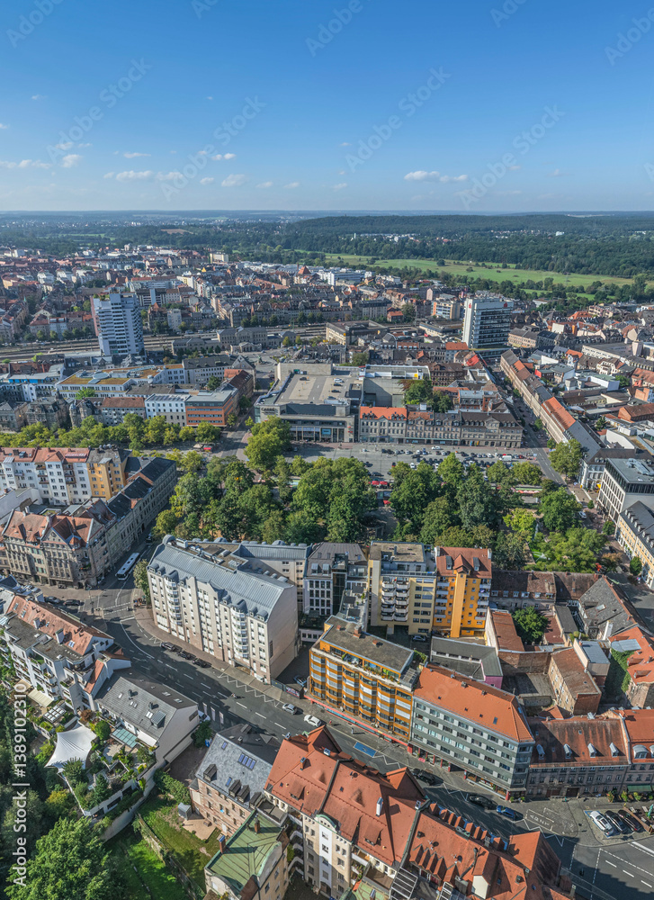 Spätsommerlicher Ausblick auf die mittelfränkische Großstadt Fürth rund um den Stadtpark