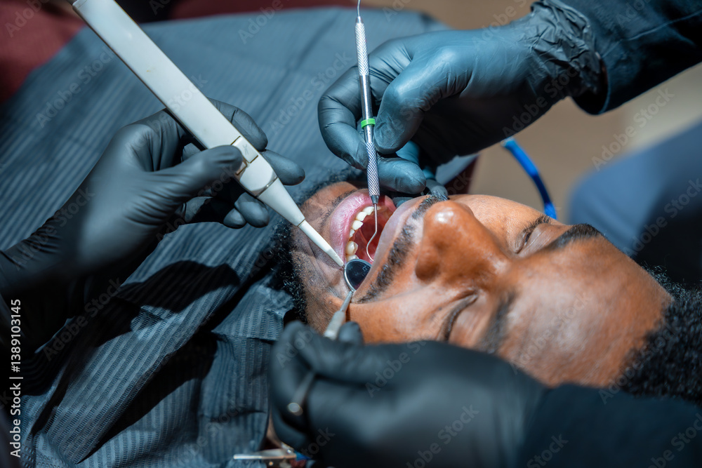 Obraz premium Dentist performing teeth whitening procedure on patient in clinic