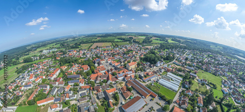 Obraz na płótnie Die Marktgemeinde Siegenburg im niederbayerischen Kreis Kelheim von oben w salonie