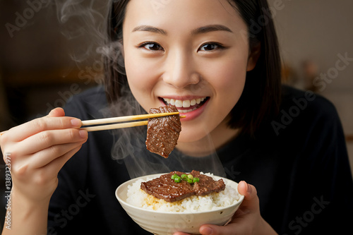 焼き肉とご飯を食べる女性