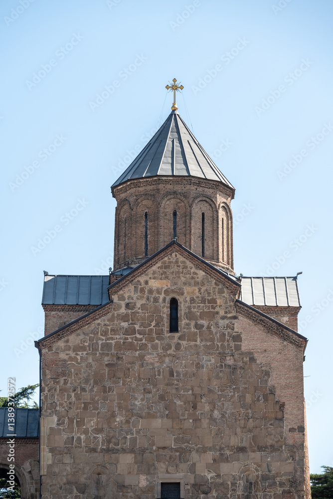 Fototapeta premium Metekhi church of the Nativity of the Mother of God on a cliff above Mtkvari river in Tbilisi, Georgia