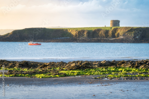 Fotografía A beautiful and serene view of the vast coastline featuring a historic Martello