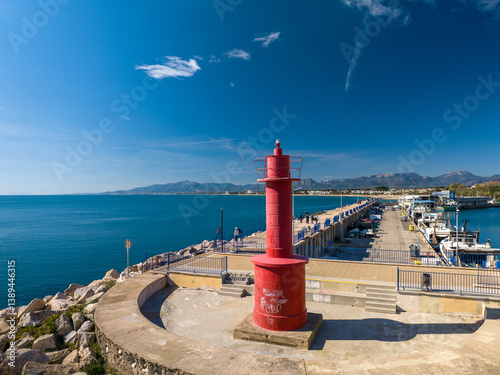 Faro Rojo o Vermell Puerto de Cambrils en Tarragona, Cataluña