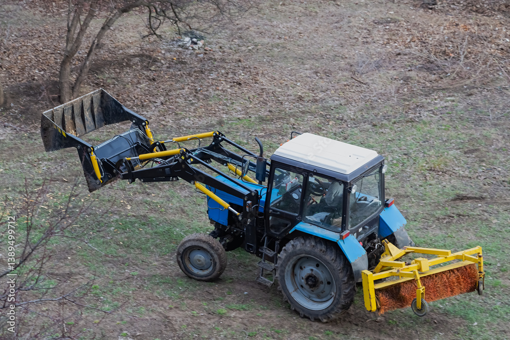 Obraz premium The construction loader is waiting for the next phase of work — a calm before the active phase of landscaping.