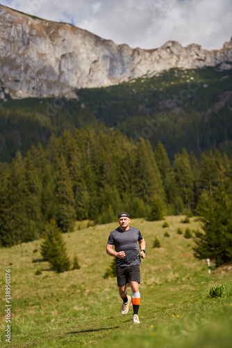 Obraz na płótnie Man trail running in the mountains........4o.. w salonie