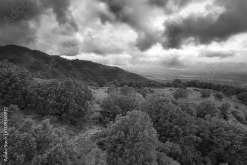 Obraz na płótnie Moody mountain landscape with dramatic clouds in black and white. w salonie