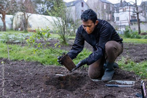 Hombre sembrando en una huerta ecológica