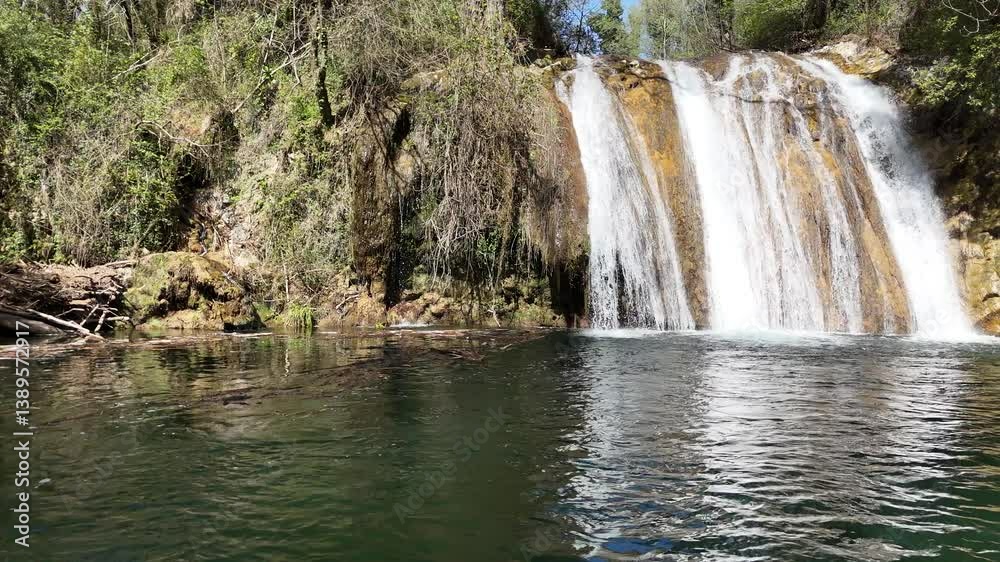 Cascada de agua en la Garrotxa