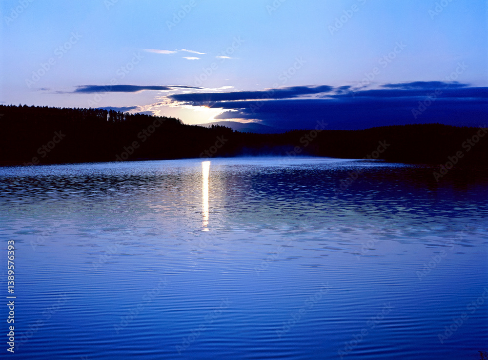 Fototapeta premium 日の出の湖（美瑛町）