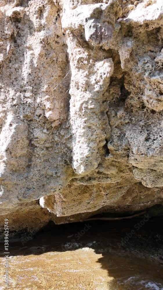 Rio por debajo de una roca erosionada por el agua Rio por debajo de una roca erosionada por el agua